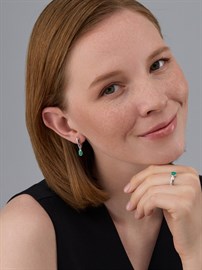 Кольцо из серебра с изумрудом и фианитом