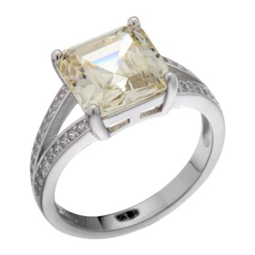 Кольцо из&nbsp;серебра с&nbsp;фианитом