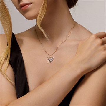 Подвеска из&nbsp;золота с&nbsp;фианитом