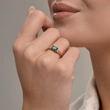 Кольцо из&nbsp;золота с&nbsp;сапфиром и&nbsp;изумрудом