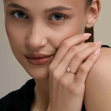 Кольцо из&nbsp;золота с&nbsp;фианитом