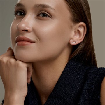 Серьга из&nbsp;золота с&nbsp;фианитом