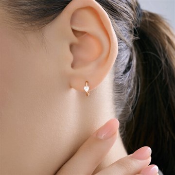 Серьга из&nbsp;золота с&nbsp;фианитом