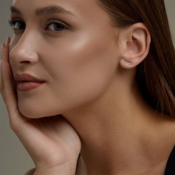 Серьга из&nbsp;золота с&nbsp;фианитом