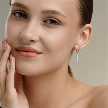 Серьги из&nbsp;белого золота с&nbsp;фианитом