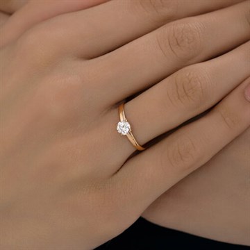 Помолвочные кольца из&nbsp;золота с&nbsp;фианитом