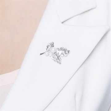 Брошь из&nbsp;серебра с&nbsp;жемчугом