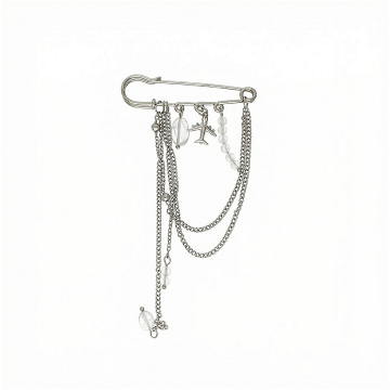 Брошь из&nbsp;бижутерии